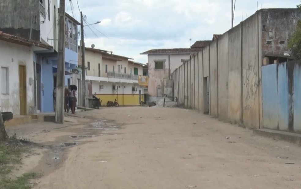 Mulher é baleada enquanto deixava criança em escola na BA; homens são presos e adolescente apreendido — Foto: Reprodução/TV Santa Cruz