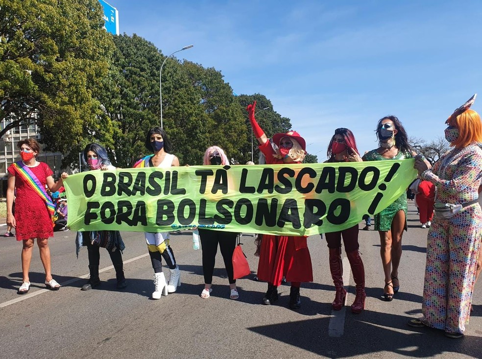 Grupo LGBT carrega faixa em protesto contra governo Bolsonaro, no DF  — Foto: Anna Reis/ TV Globo