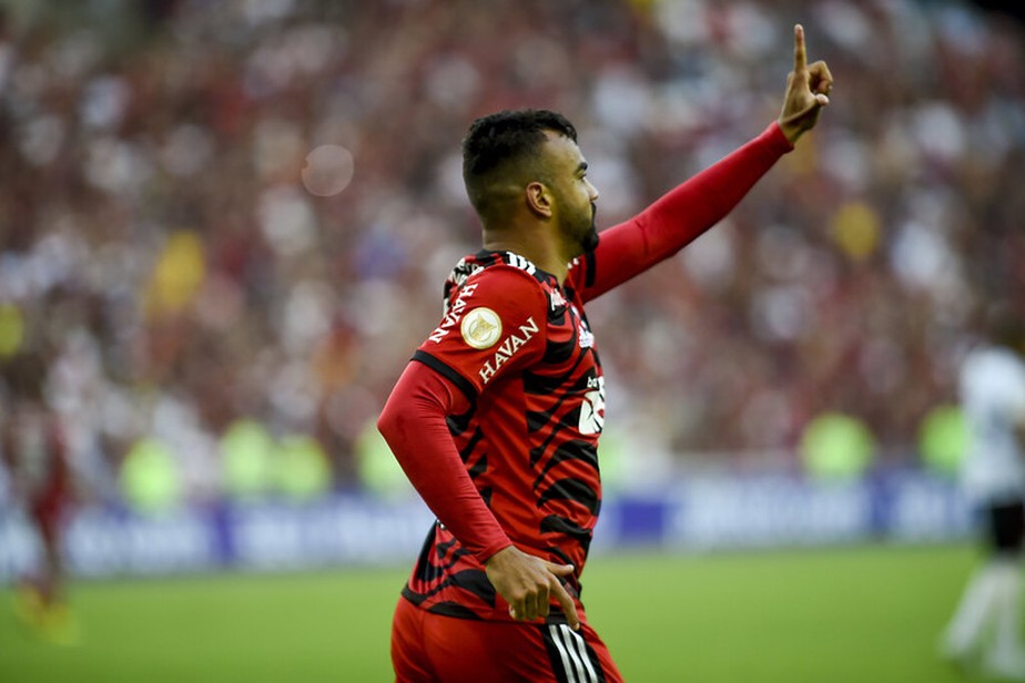 Fabr&iacute;cio Bruno brilha, Flamengo faz tr&ecirc;s gols em sete minutos e goleia o Athletico 
