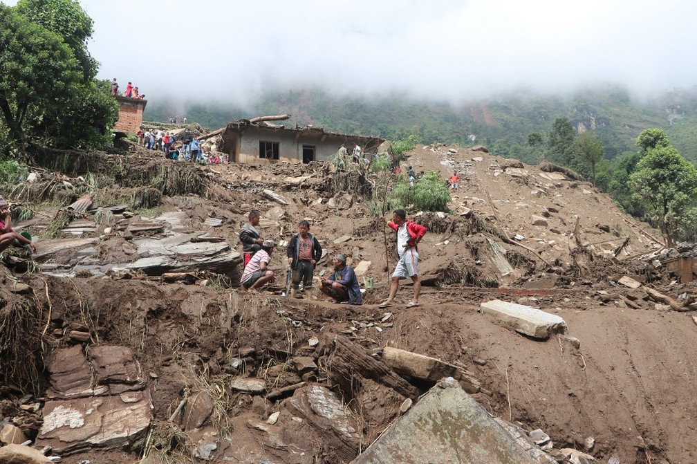 Deslizamento em Barahbise, 100 km a leste de Katmandu, capital e maior cidade do Nepal — Foto: NIROJ CHAOULAGAIN / AFP