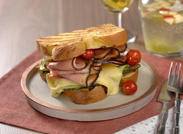 O sanduíche de presunto alemão com queijo brie e legumes pode ser servido aberto no prato (Foto: Divulgação)