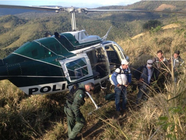 Jovens foram resgatados pelo helicóptero do Graer em uma encosta do Pico dos Agudos, em Sapopema (Foto: Graer-PR/Divulgação)
