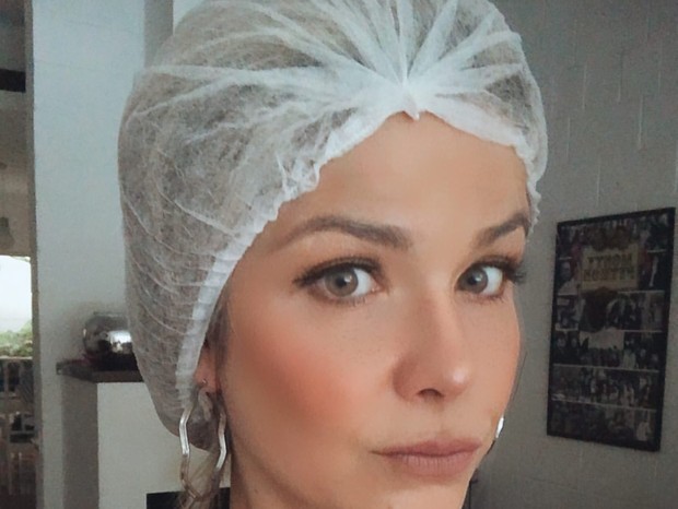 Samara Felippo protege cabelos para fazer atividades domésticas (Foto: Reprodução/Instagram)