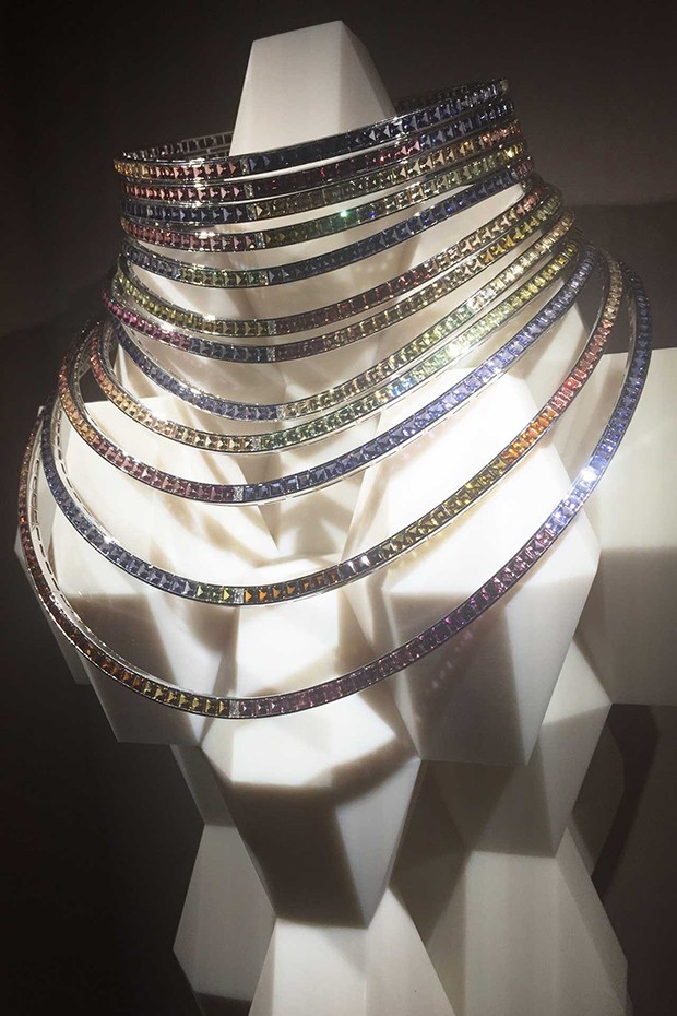 A necklace of coloured stones in graduated hoops (Foto: @SuzyMenkesVogue)