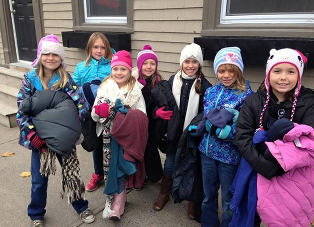 Crianças distribuíram casacos pela cidade (Foto: Reprodução/Facebook)