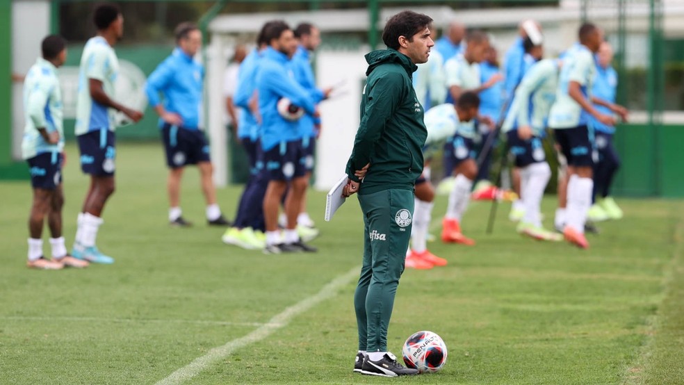 Abel Ferreira de olho no jogo-treino do Palmeiras nesta quinta-feira — Foto: Cesar Grecco/Palmeiras