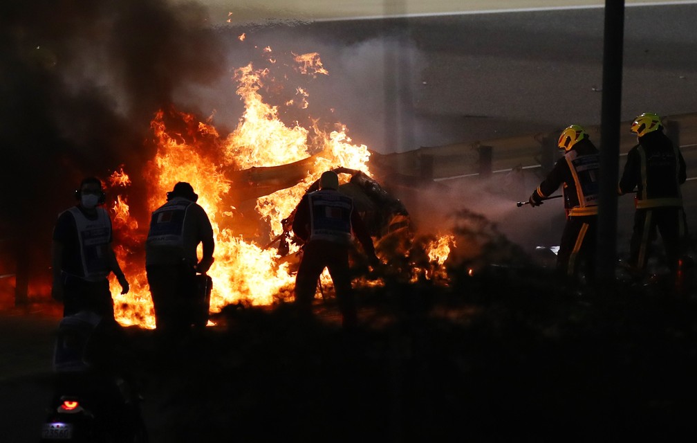 O GP do Bahrein de 2023 foi marcado pelo horrível acidente de Romain Grosjean, que teve apenas queimaduras nas mãos — Foto: REUTERS/Bryn Lennon