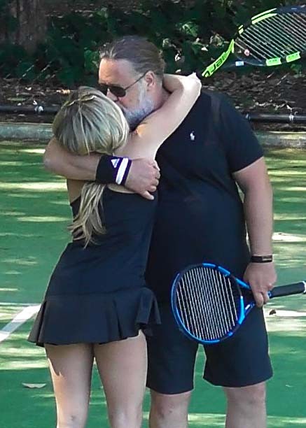 Russell Crowe beija a namorada, Britney Theriot, em partida de tênis (Foto: The Grosby Group)