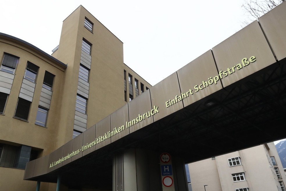 Entrada principal do hospital universitário em Innsbruck, no estado do Tirol, Áustria, em foto desta terça (25). Os primeiros casos de Covid-19 foram identificados no país. — Foto: Matthias Schrader/AP