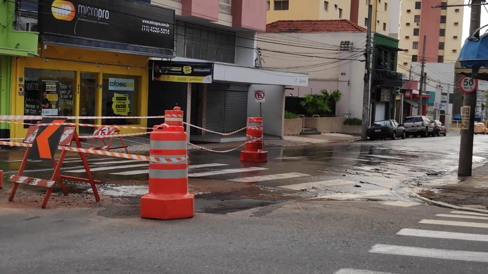 Rompimento de tubulação deixa moradores do centro de Jundiaí (SP) sem água — Foto: Rafael Fachim/TV TEM