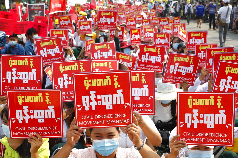 Manifestantes ignoram repressão e fazem protesto em 19 de fevereiro pedindo desobediência civil contra o golpe militar em Mianmar — Foto: AP Photo