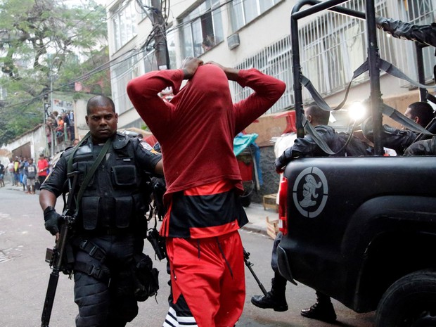 Policiais prendem um homem suspeito de ser traficante durante operação na comunidade Pavão-Pavãozinho em Copacabana, no Rio de Janeiro (Foto: Ricardo Moraes/Reuters)