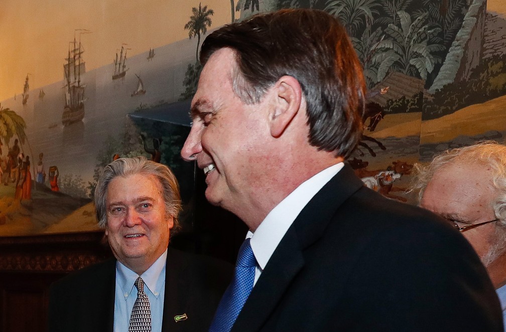 Steve Bannon e Jair Bolsonaro durante um encontro na embaixada do Brasil em Washington, em 17 de março de 2019 — Foto: Alan Santos/Presidência da República/Via AFP