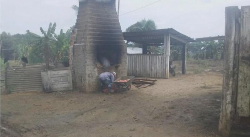 O descarte da carcaça do animal era feita em um tipo de churrasqueira que havia no local — Foto: Reprodução/Rede Amazônica