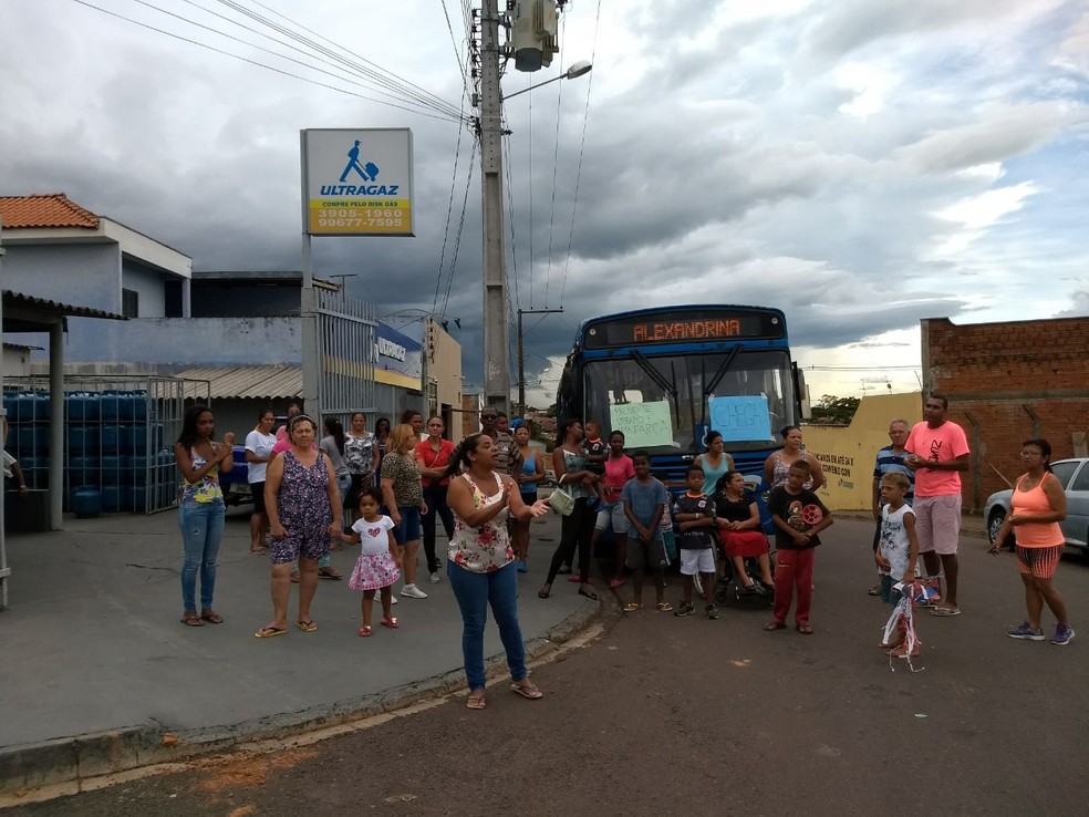 Passageiros protestaram no Parque Alexandrina, em Presidente Prudente (Foto: Stephanie Fonseca/G1)