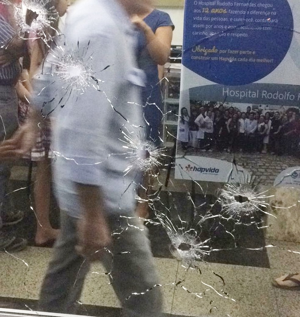 Tiros atingiram as vidraças do hospital; nenhum paciente ficou ferido (Foto: PM/Divulgação)