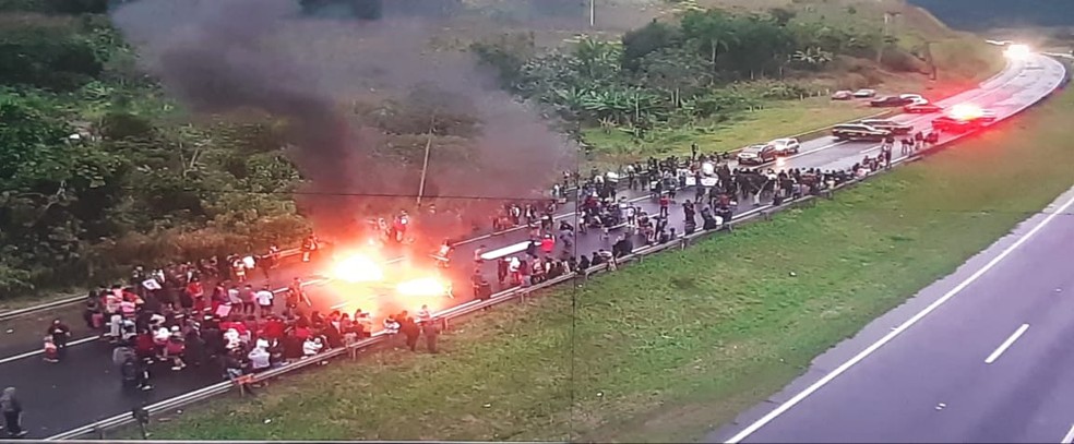 Protesto reúne cerca de 200 pessoas, entre indígenas e moradores — Foto: Divulgação/Polícia Federal Rodoviária