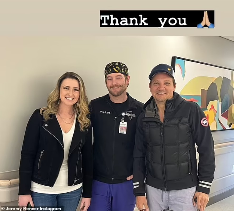 Jeremy Renner volta ao hospital que salvou sua vida — Foto: Reprodução/Instagram