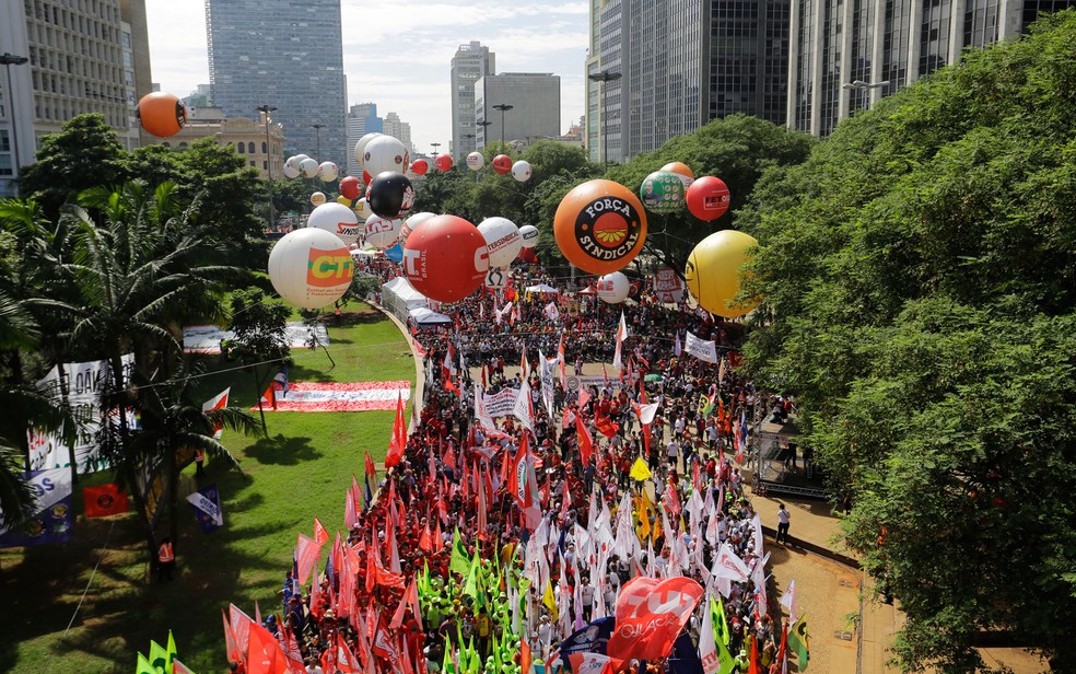 Manifestantes com bandeiras e faixas de centrais sindicais se reúnem para ato pelo 1º de Maio, Dia do Trabalho, no Vale do Anhangabaú, Centro de São Paulo — Foto: Nelson Antoine/Estadão Conteúdo