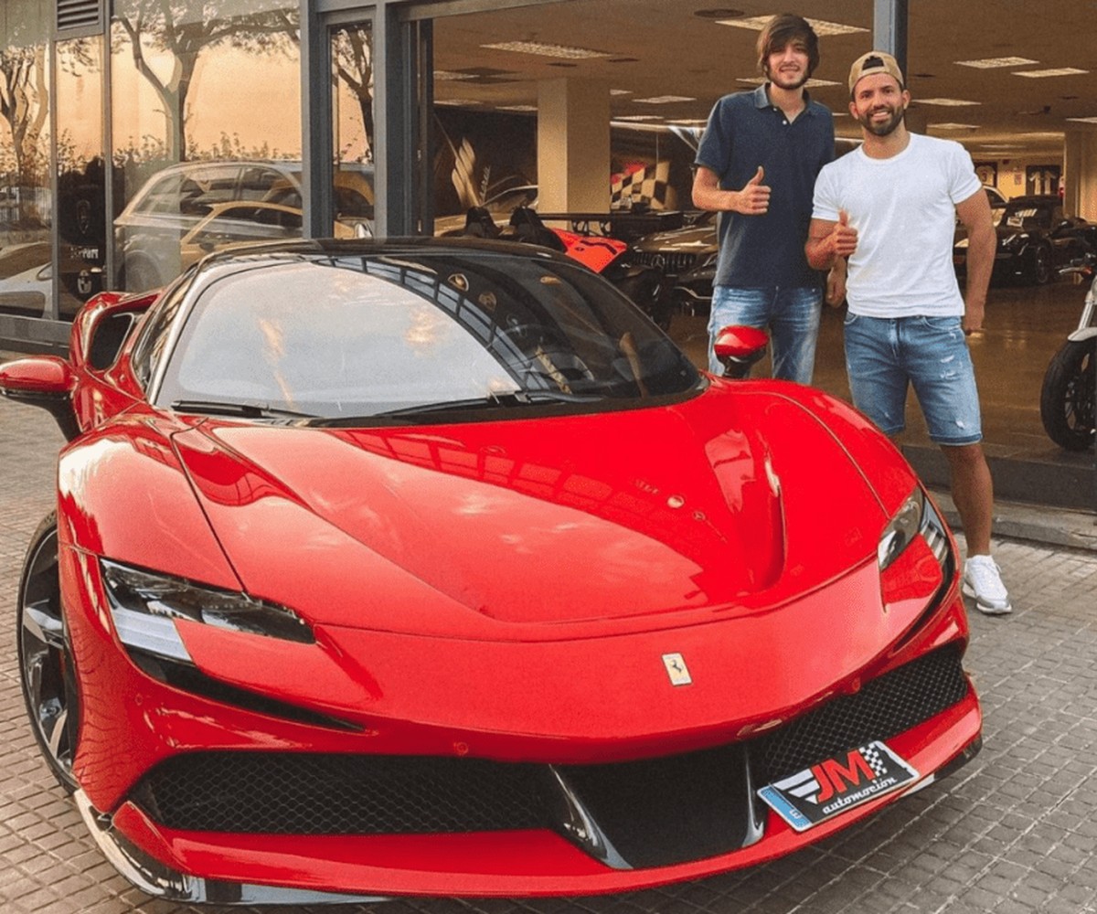 El nuevo delantero del Barcelona Sergio Agüero compra un Ferrari de 1.000 CV |  educación
