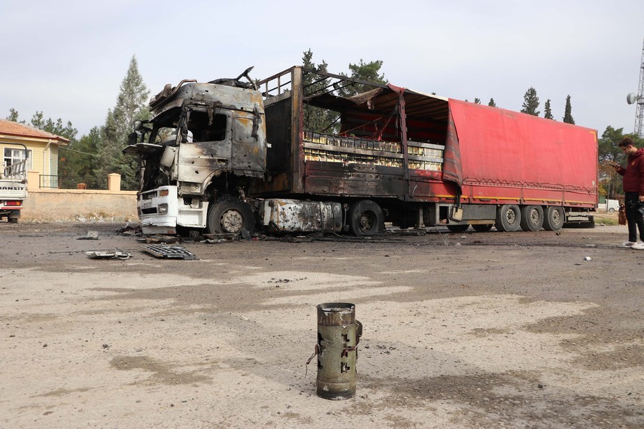 Caminhão destruído perto do distrito de Karkamis, na Turquia