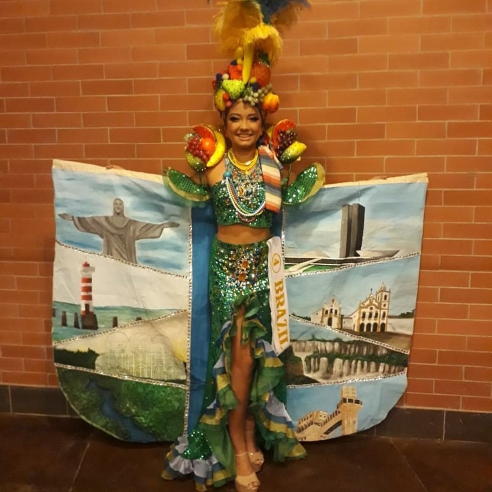 Júlia Titara faz homenagem a cidades do Brasil com pinturas no traje que usou no desfile temático do Miss Mundial Infantil 2018, no Peru — Foto: Júlia Titara/Arquivo pessoal