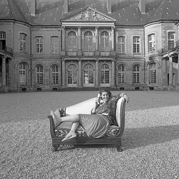 Diane de Beauvau em frente ao castelo de sua família, o Château d'Haroué (Foto: Philippe Morillon)