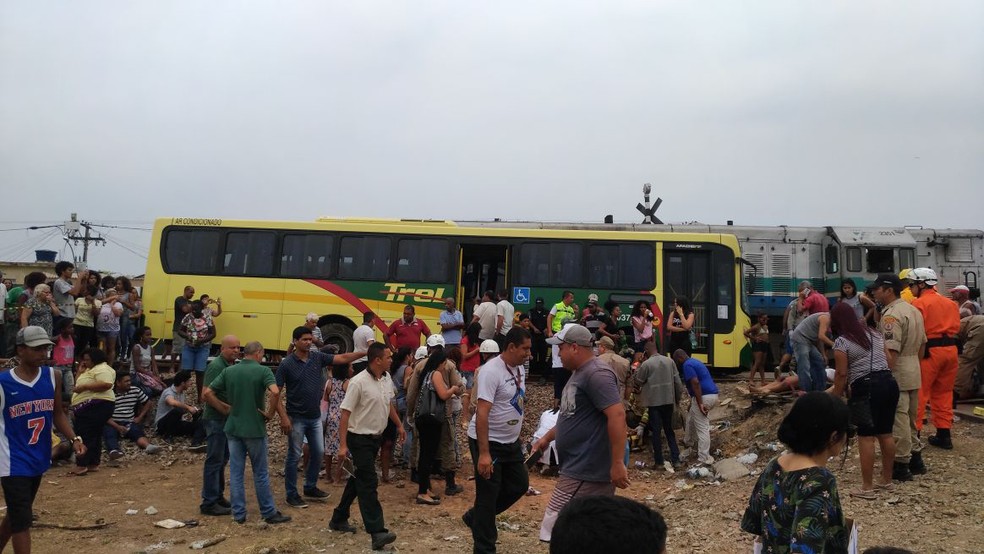Bombeiros estão no local do acidente entre um ônibus e um trem em Saracuruna, em Duque de Caxias. (Foto: Douglas Mendonça/ Arquivo pessoal)