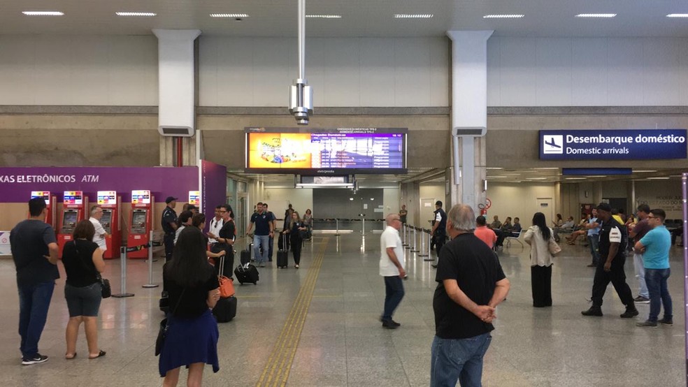 Alguns funcionários do Fluminense desembarcaram pelo saguão — Foto: Thayuan Leiras