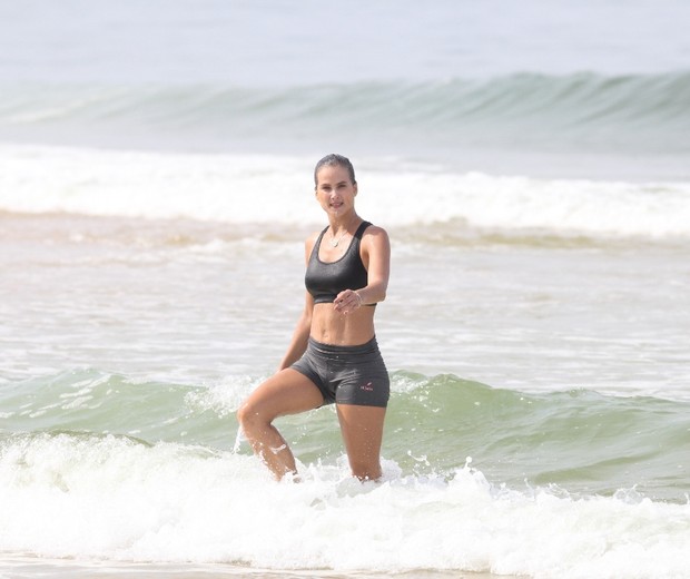 Luiza Valdetaro mergulha na Praia do Leblon (Foto: JC Pereira/AgNews)