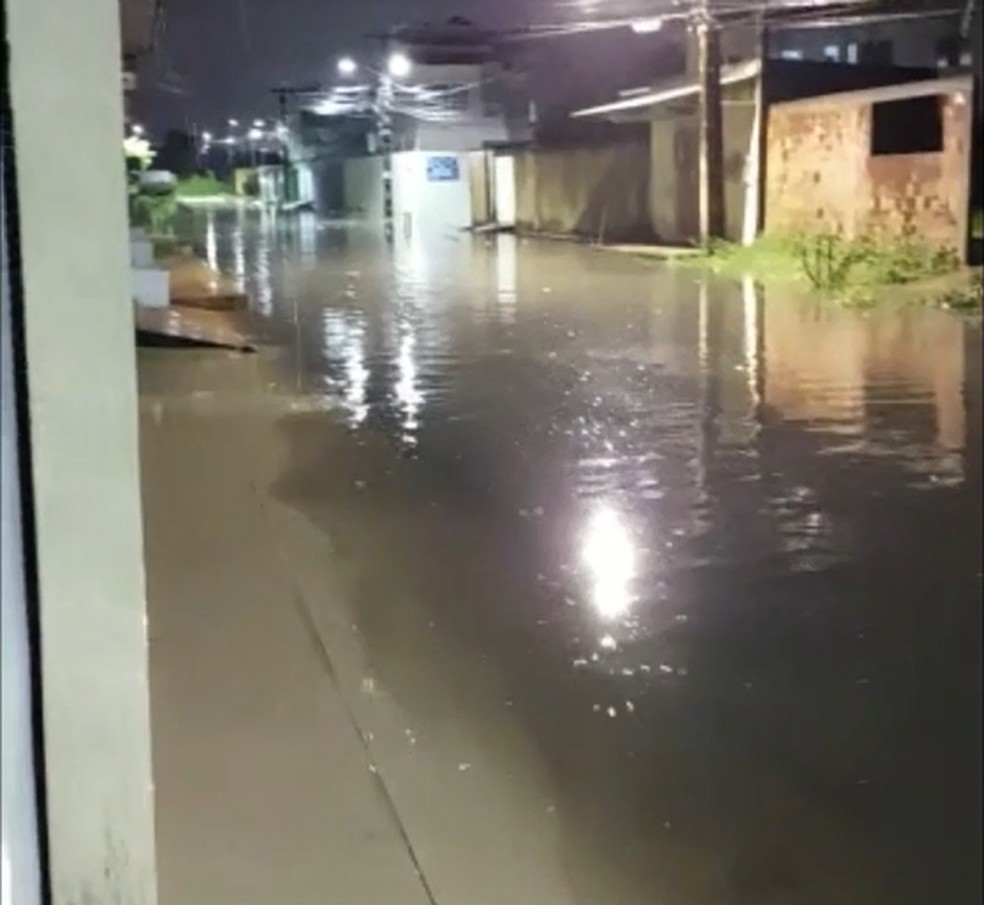 Chuva alagou as ruas do Loteamento Cidade Garapu, no Cabo de Santo Agostinho. — Foto: Reprodução/WhatsApp