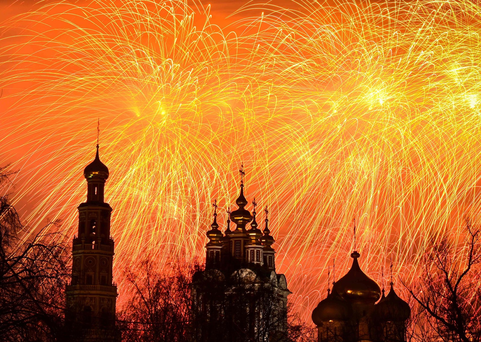 Na noite que antecedeu o aniversário de 1 ano da guerra na Ucrânia, Moscou celebrou com fogos o Dia do Defensor da Pátria — Foto: YURI KADOBNOV/AFP