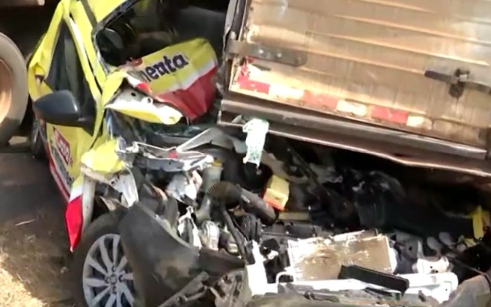Acidente entre caminhões e carro de passeio deixa veículos destruídos na BR-242, no oeste da BA — Foto: Reprodução/TV Bahia