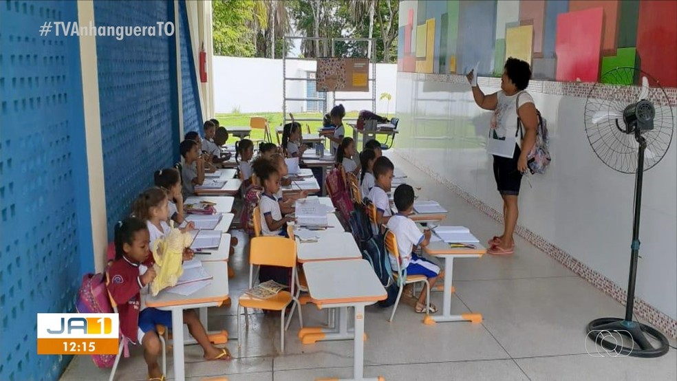 Crianças precisaram assistir aulas fora da sala de aula em CMEI — Foto: Reprodução/TV Anhanguera