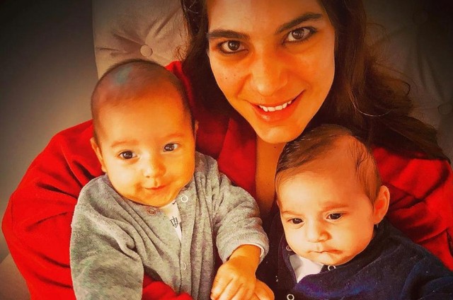 Andréia Sadi e os filhos gêmeos (Foto: Reprodução Instagram)