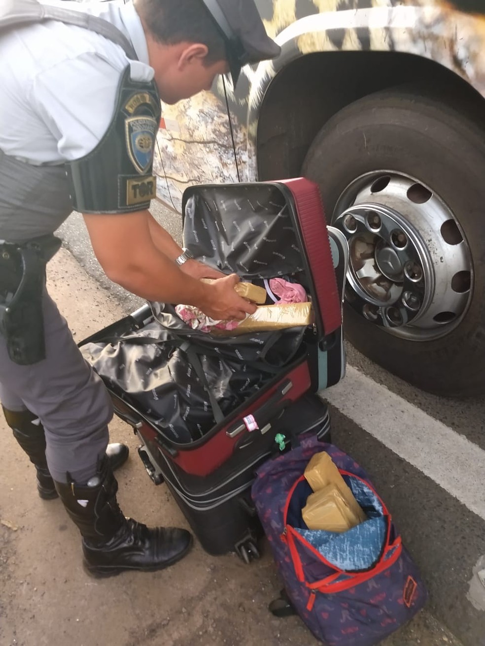 Maconha estava escondida em uma mala e em uma mochila — Foto: Polícia Rodoviária