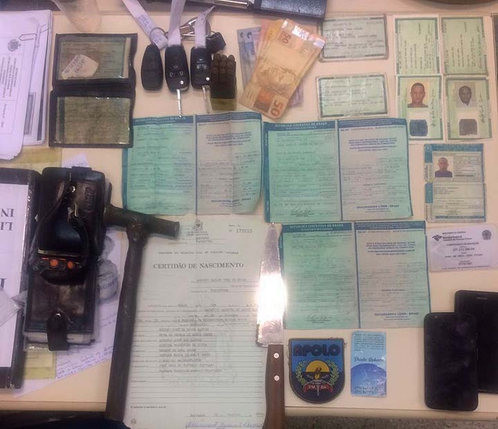 Documentos e chaves de carros com informações adulteradas foram apreendidos em Salvador e região metropolitana (Foto: Divulgação/SSP-BA)