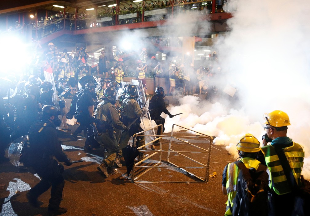 Polícia entra em confronto com manifestantes em Hong Kong — Foto: Reuters