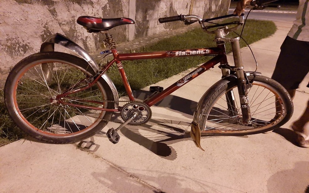 Bicicleta atingida no acidente — Foto: Cptran/Divulgação