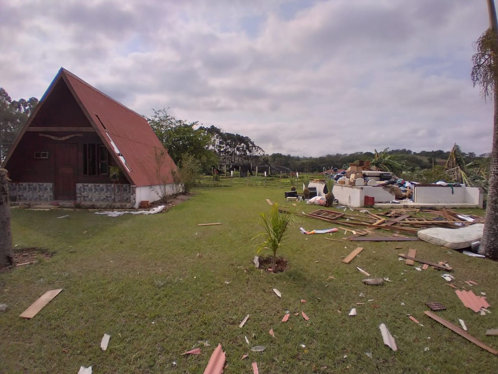Vendaval derruba árvores e destelha sede de unidade terapêutica em Pouso Alegre (MG) — Foto: Reprodução/EPTV