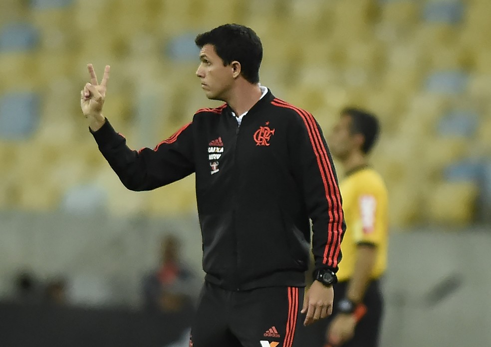 Barbieri orienta equipe: jovem levou a melhor sobre Renato Gaúcho (Foto: André Durão/GloboEsporte.com)