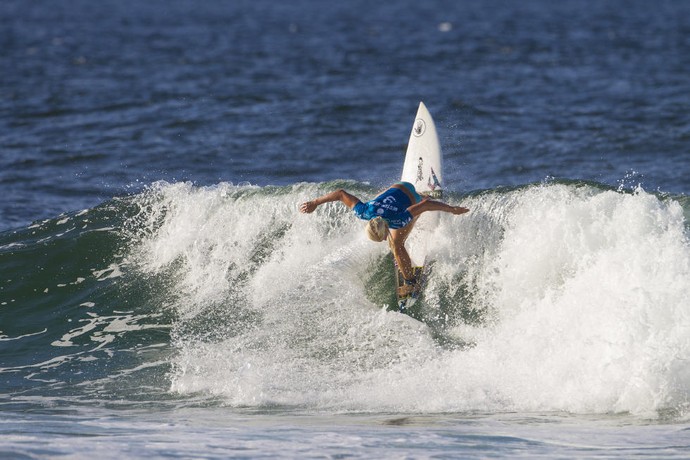 Tatiana Weston-Webb em ação em Gold Coast - Mundial de Surfe (Foto: Divulgação)