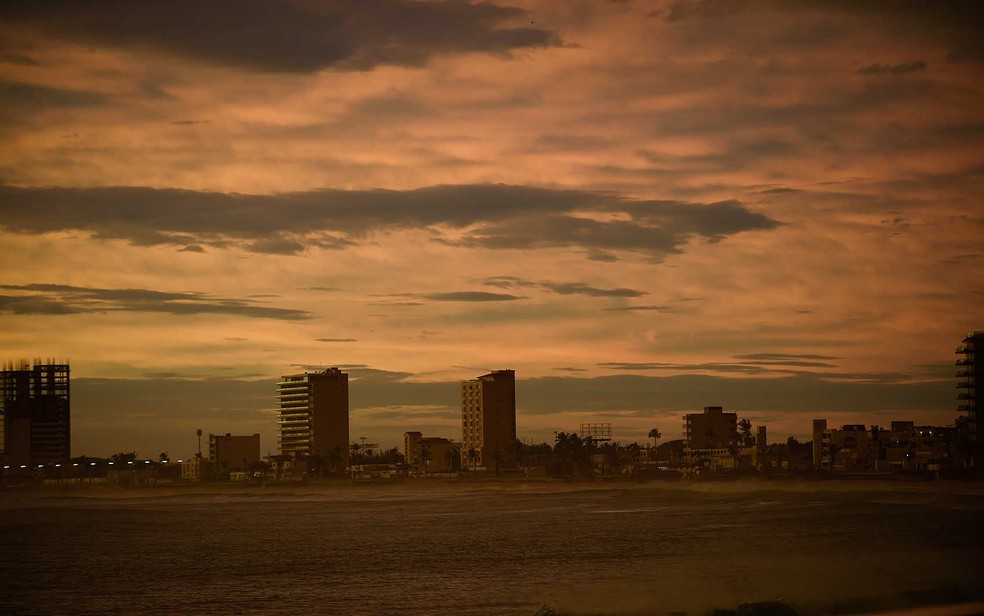 O furacão Willa escurece o céu de Mazatlan, no estado de Sinaloa — Foto: Alfredo Estrella / AFP