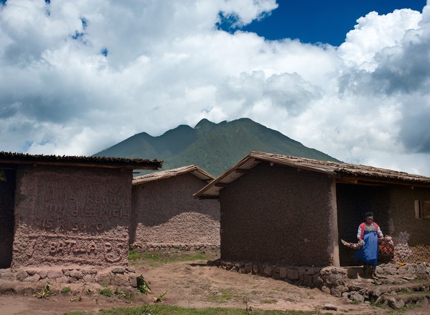A tribo Batwa ajudou a construir as casas, o que confere um design único às construções (Foto: Will Boase Photography e Craig Howes/ Reprodução)
