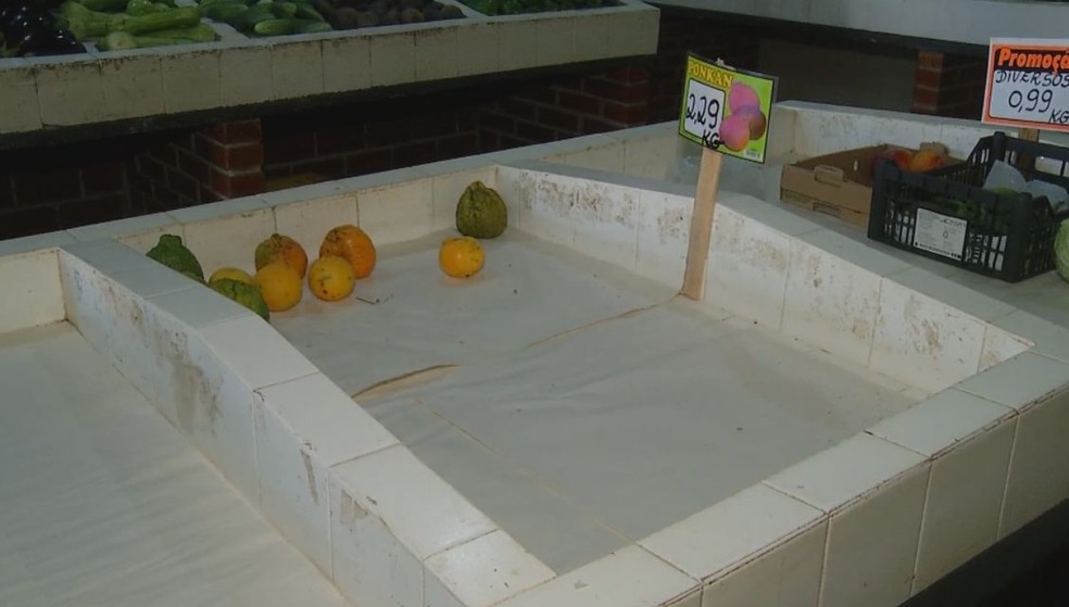 Sacolão de hortifúti em Ourinhos já registrava poucos produtos neste domingo (Foto: TV TEM / Reprodução )