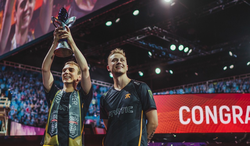 Caps e Rekkles levantam a taça da LCS Europa (Foto: Reprodução/Riot Games)