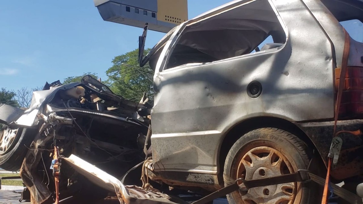 Acidente mata dois e parte carro ao meio em Montes Claros