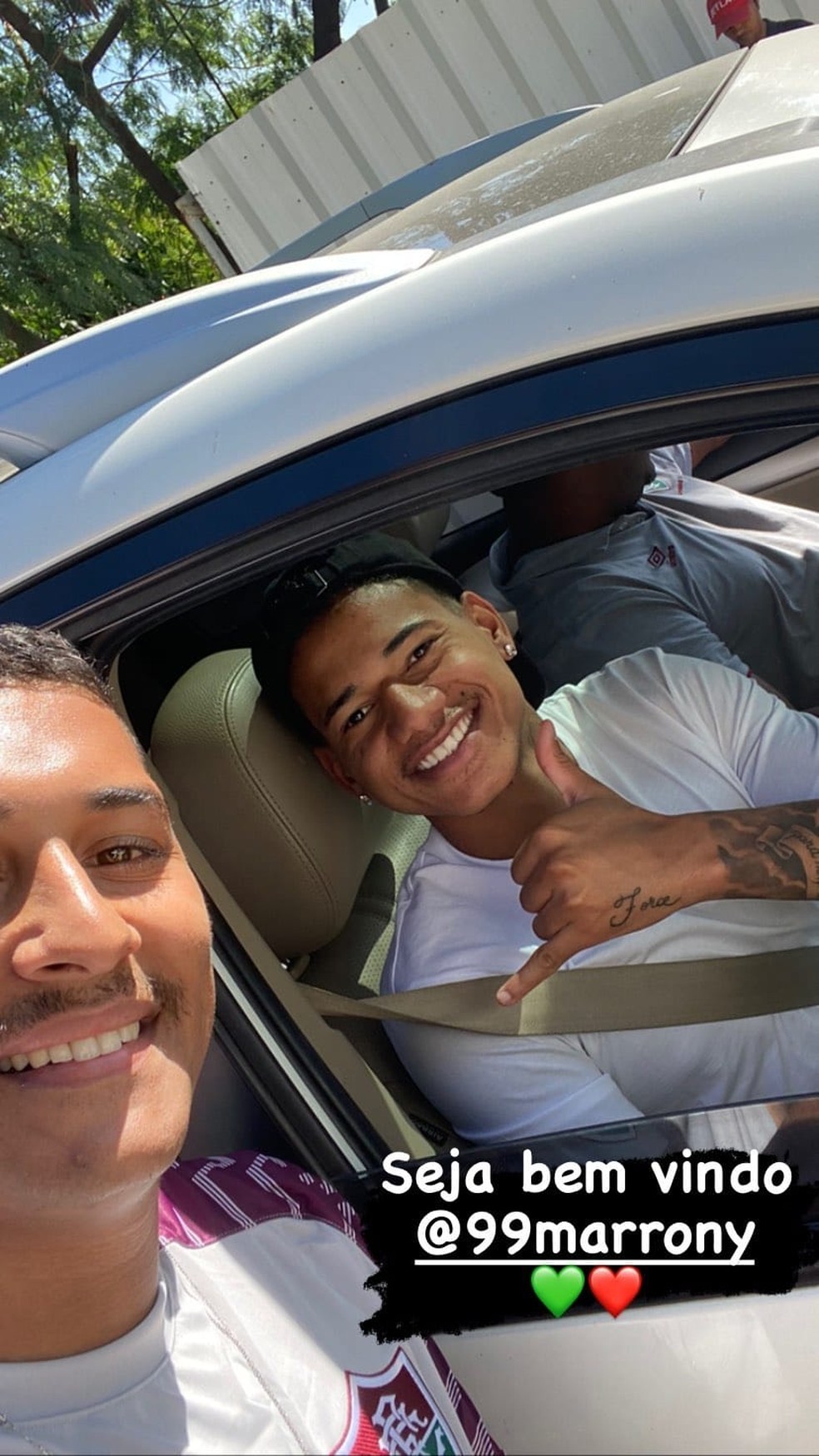 Marrony tirou foto com torcedor na porta do CT do Fluminense — Foto: Reprodução