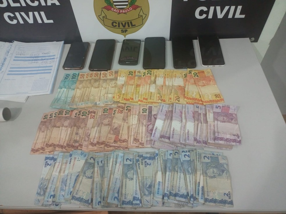 Dinheiro e celulares apreendidos pela Dise em Jaú — Foto: Dise/Divulgação