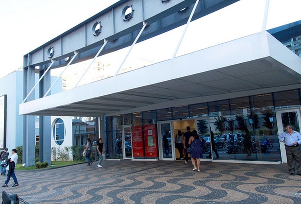 Mulher Vai Ao Poupatempo Tirar Atestado De Antecedentes Criminais